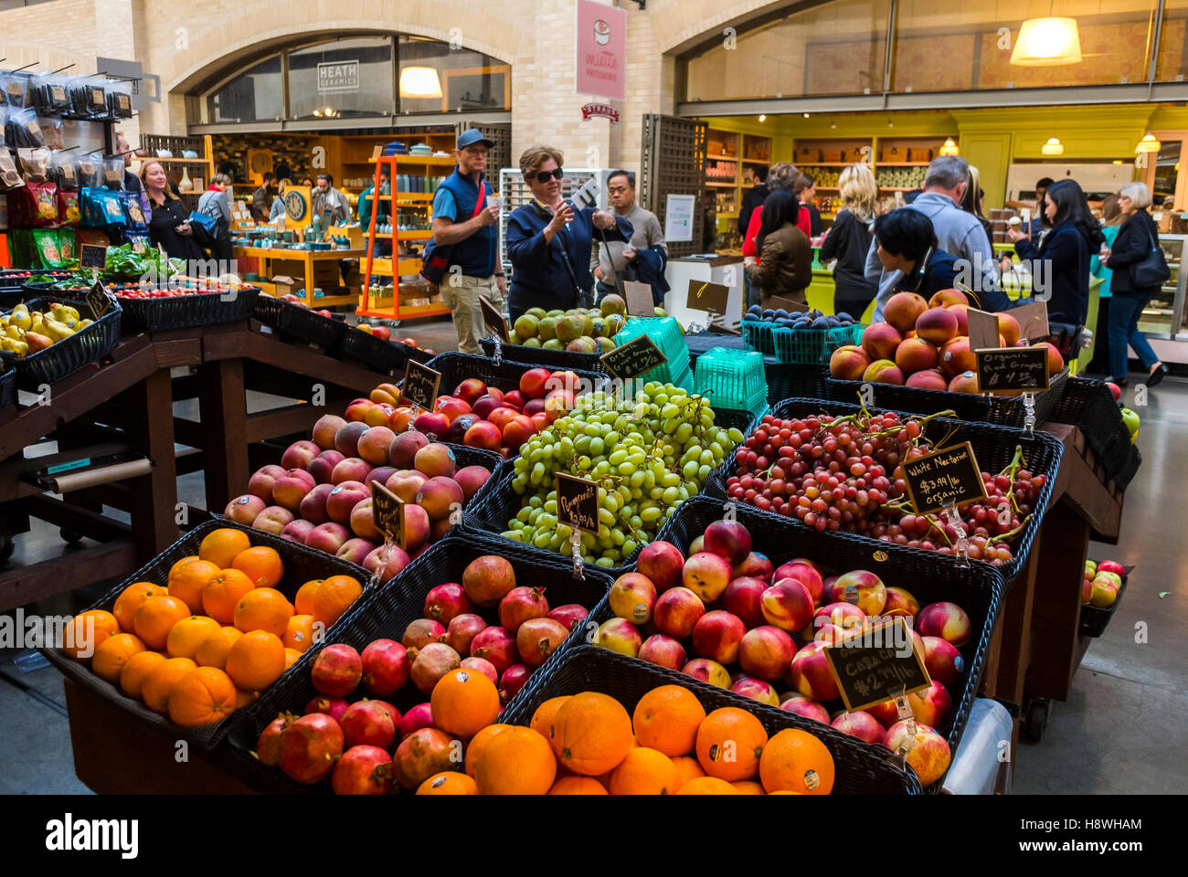 San Francisco, Kalifornien, USA, People Shopping in Market, Food Stores, Fruit on Display in Ferry Building, nachhaltige Lebensmittelversorgung Stockfoto
