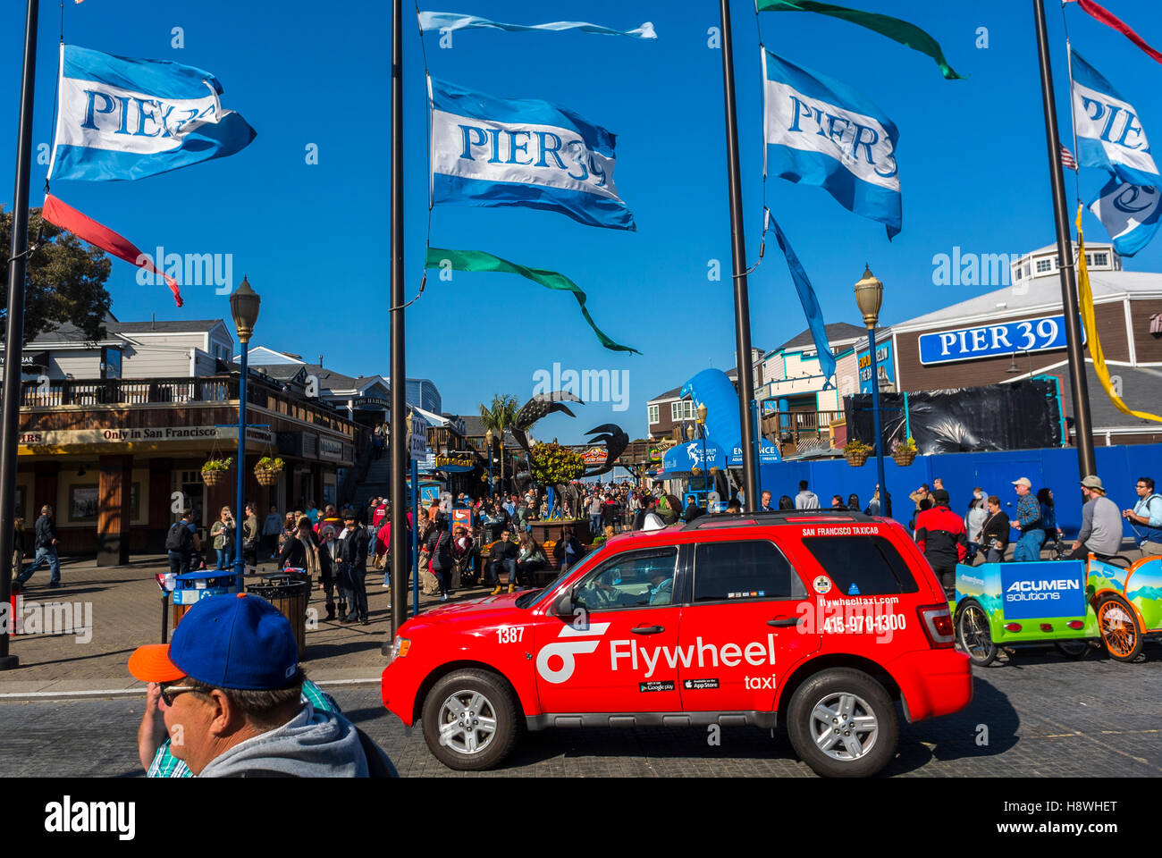 San Francisco, CA, USA, Masse der Menschen beim Einkaufen in außen Einkaufsviertel, Pier 39, Fishermans Wharf, mit Flaggen Stockfoto