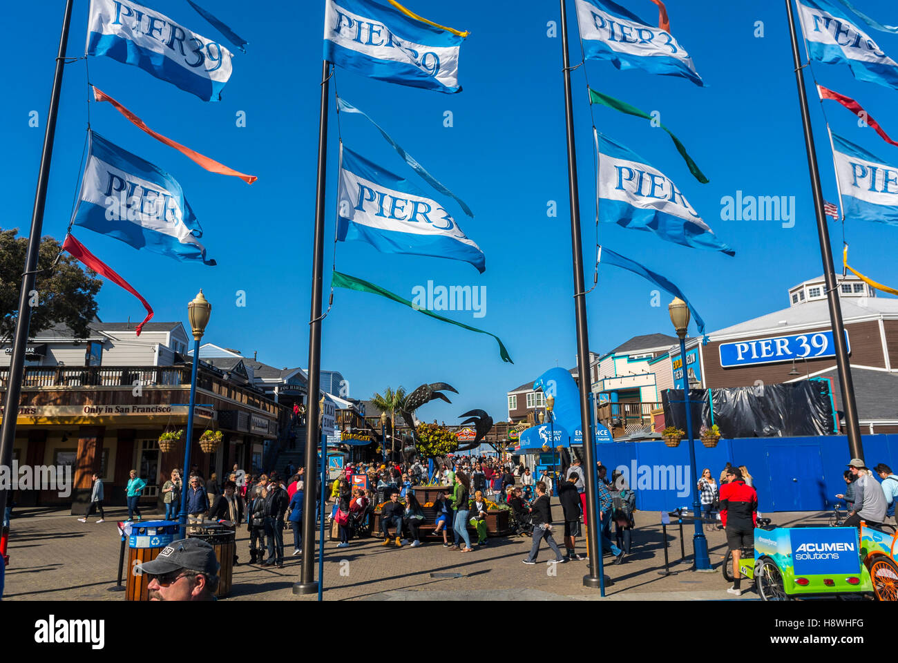San Francisco, CA, USA, Masse der Menschen beim Einkaufen in außen Einkaufsviertel, Pier 39, Fishermans Wharf, mit Flaggen Stockfoto