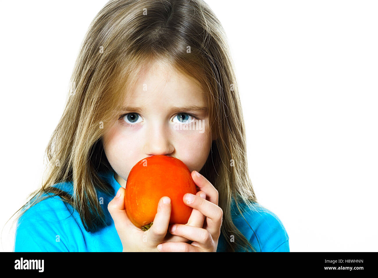 Kleines Mädchen essen Datum Pflaume, Nahaufnahme, isoliert auf weißem Hintergrund Stockfoto