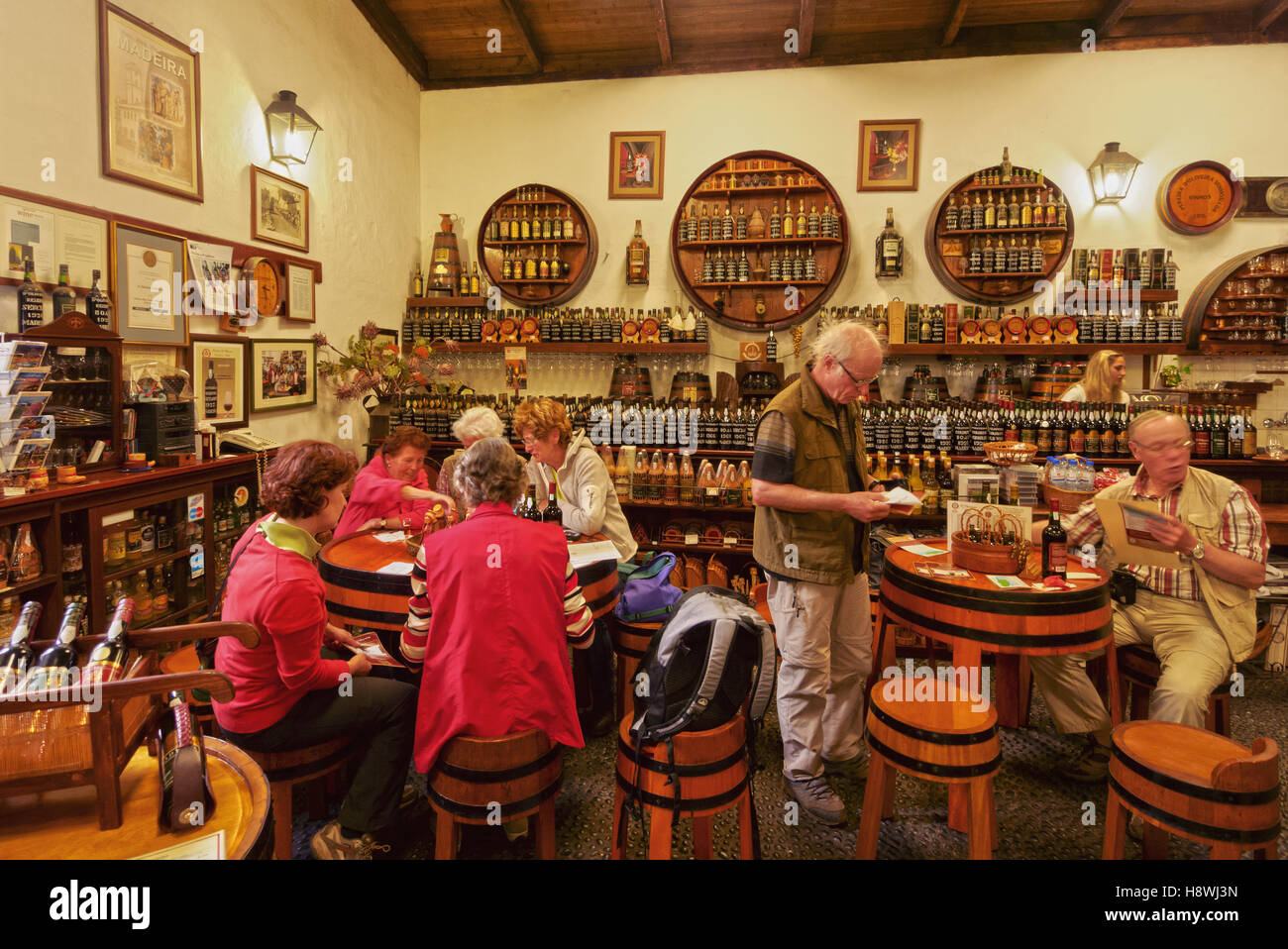 Portugal, Madeira, Funchal, Innere des Oliveiras Weingut auf der Rua Dos Ferreiros in Funchal. Stockfoto