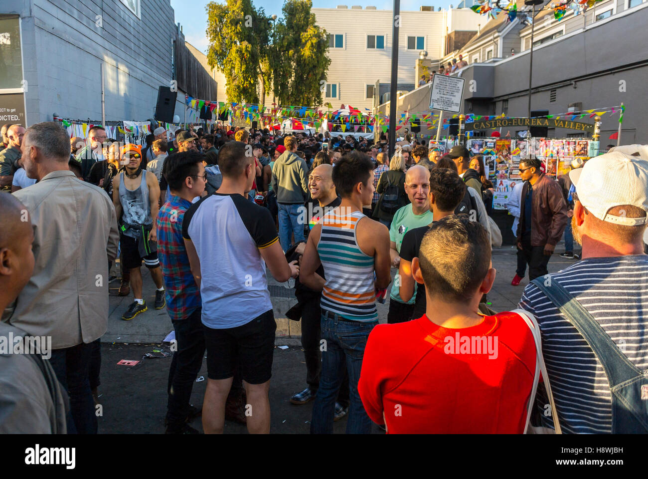 San Francisco, Kalifornien, USA, große multikulturelle Menschenmenge, die das Street Festival feiert, Gay Neighborhood, „Castro Street Fair“ Stockfoto