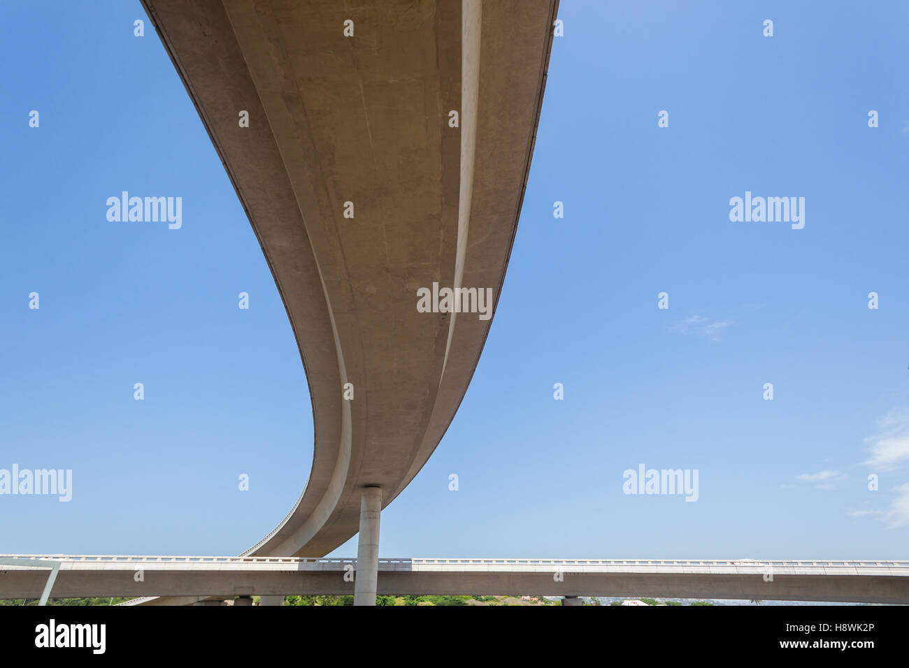 Straße Autobahn Kreuzung Überführung Fahrzeug Eintrag Ausgang Rampe Overhead Foto im blauen Himmel Stockfoto