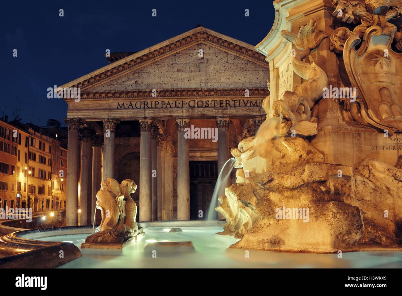 Pantheon in der Nacht mit Brunnen. Es ist eine der am besten erhaltenen antiken römischen Bauwerke in Rom, Italien. Stockfoto