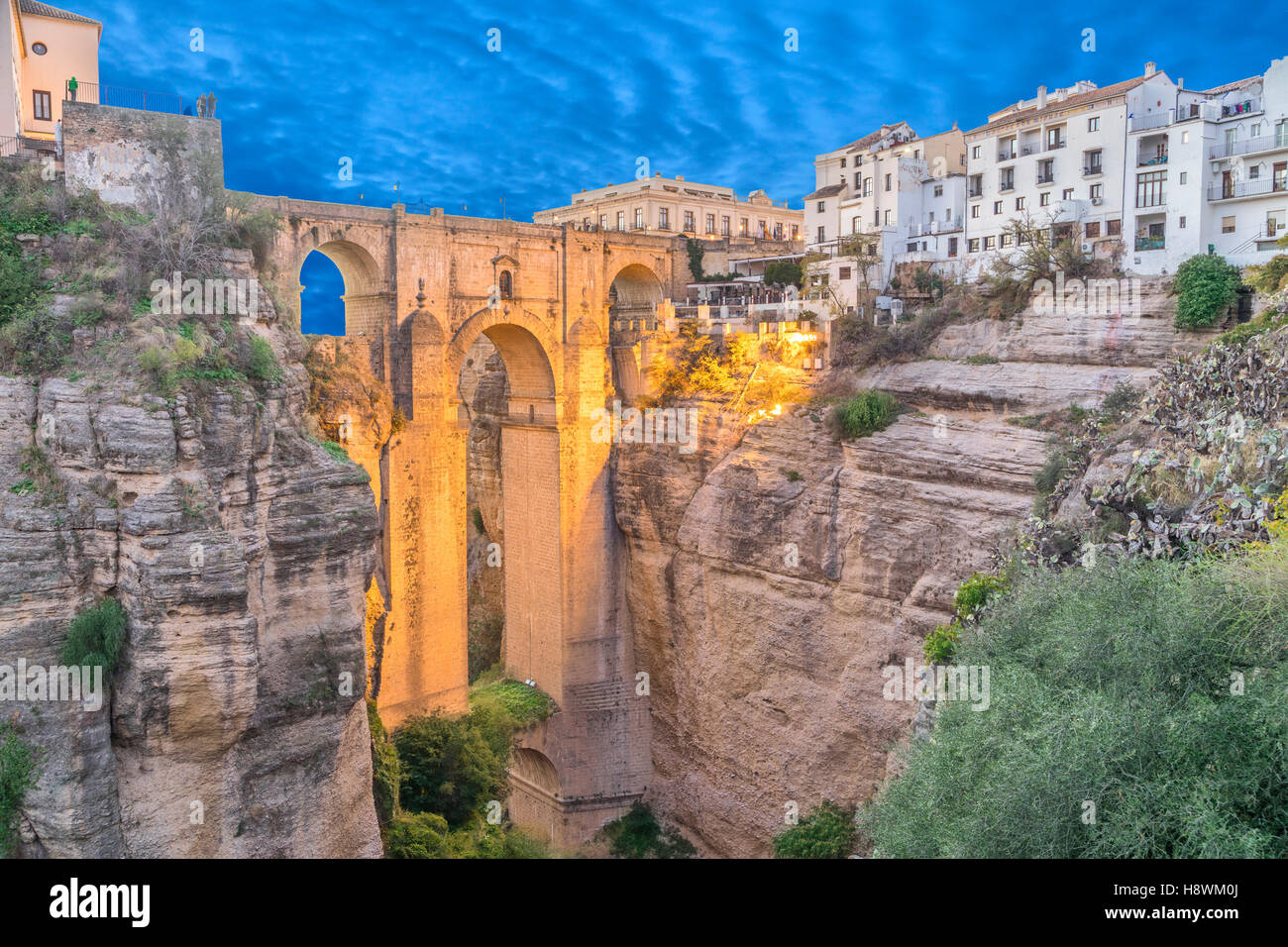 Beleuchtete Puente Nuevo Brücke am Abend, Ronda, Andalusien, Spanien Stockfoto