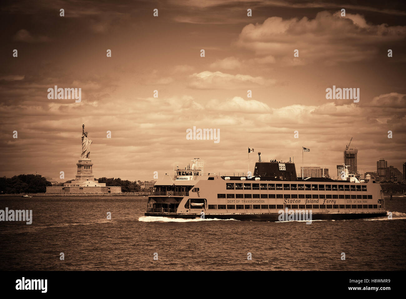 NEW YORK CITY, NY - 11 JUL: Staten Island Ferry mit Freiheitsstatue in New York City am 11. Juli 2014. Es starten Dienst seit 1905 und trägt mehr als 21 Millionen Passagiere pro Jahr Stockfoto