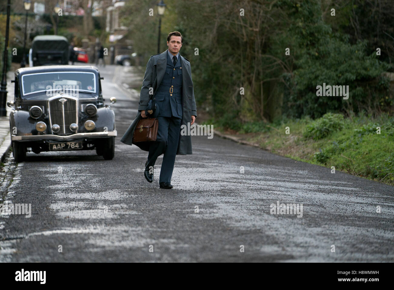 Erscheinungsdatum: 23. November 2016 Titel: Alliierte STUDIO: Paramount Pictures Regie: Robert Zemeckis PLOT: 1942. Max (Brad Pitt), einem britischen Geheimdienst-Offizier, heiratet französische Agenten Marianne (Marion Cotillard) nach einer gefährlichen Mission in Casablanca. Max wird benachrichtigt, dass Marianne wahrscheinlich ein Nazi-Spion ist und beginnt ihre Darsteller zu untersuchen: Brad Pitt als Max Vatan Credit Bild: C Paramount Pictures/Entertainment Bilder /) Stockfoto