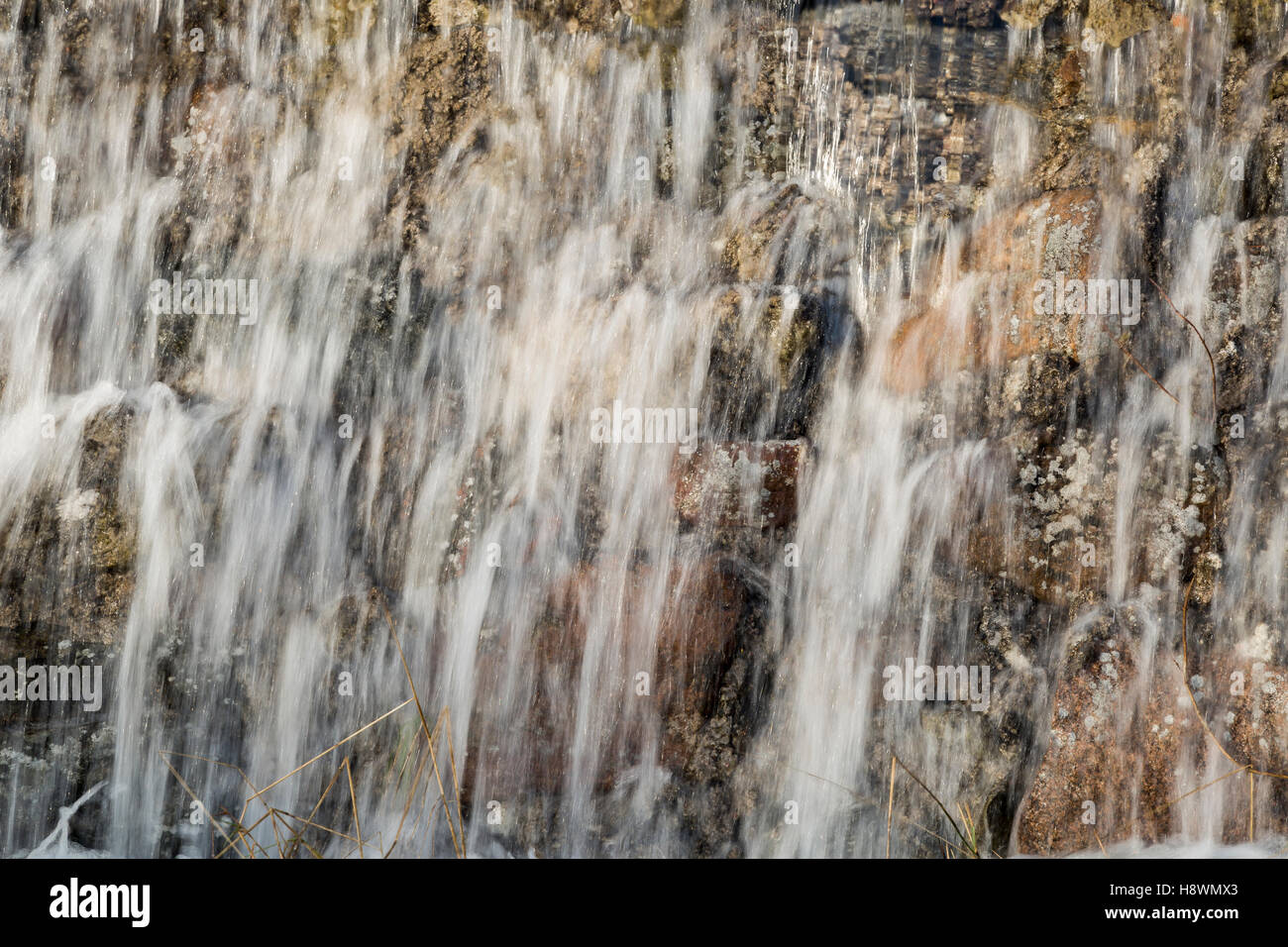 Wasser gießen Sie Felsen hautnah. Stockfoto