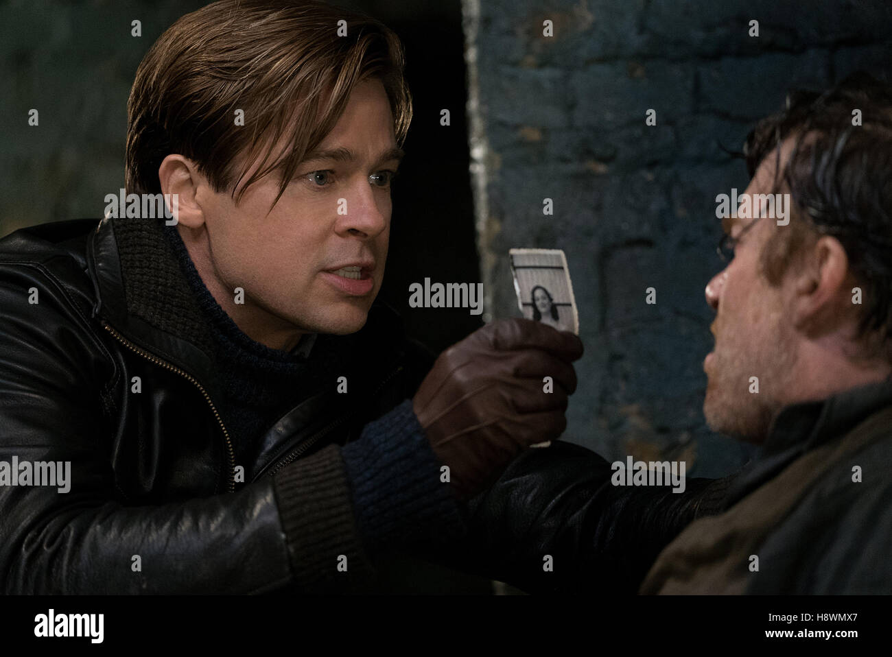 Erscheinungsdatum: 23. November 2016 Titel: Alliierte STUDIO: Paramount Pictures Regie: Robert Zemeckis PLOT: 1942. Max (Brad Pitt), einem britischen Geheimdienst-Offizier, heiratet französische Agenten Marianne (Marion Cotillard) nach einer gefährlichen Mission in Casablanca. Max wird benachrichtigt, dass Marianne wahrscheinlich ein Nazi-Spion ist und beginnt ihre Darsteller zu untersuchen: Brad Pitt als Max Vatan Credit Bild: C Paramount Pictures/Entertainment Bilder /) Stockfoto