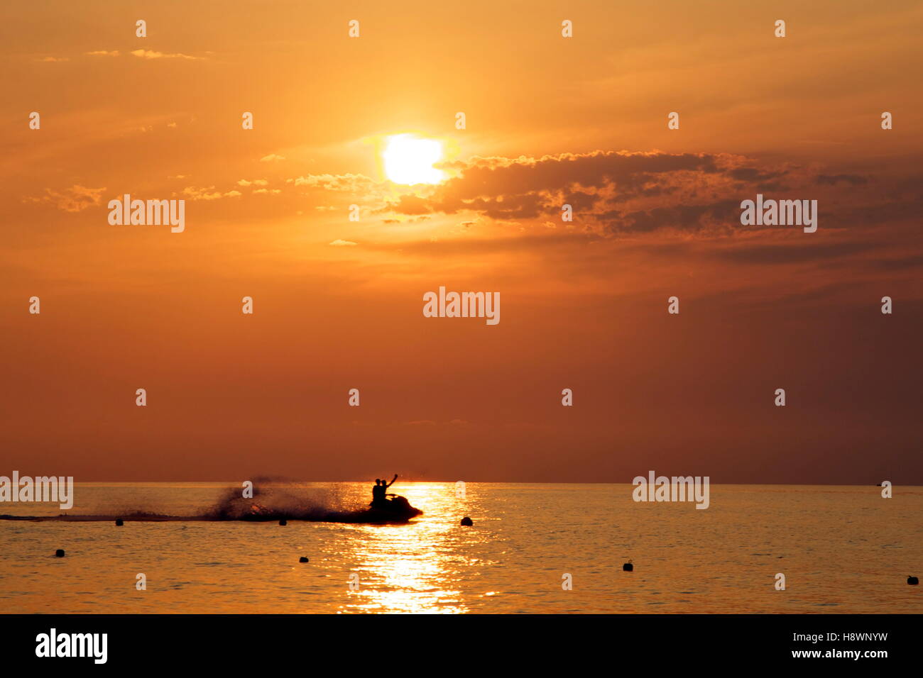 genießen eine Wasserfahrzeug während des Sonnenuntergangs an der Küste von Tropea-Kalabrien-Italien Stockfoto
