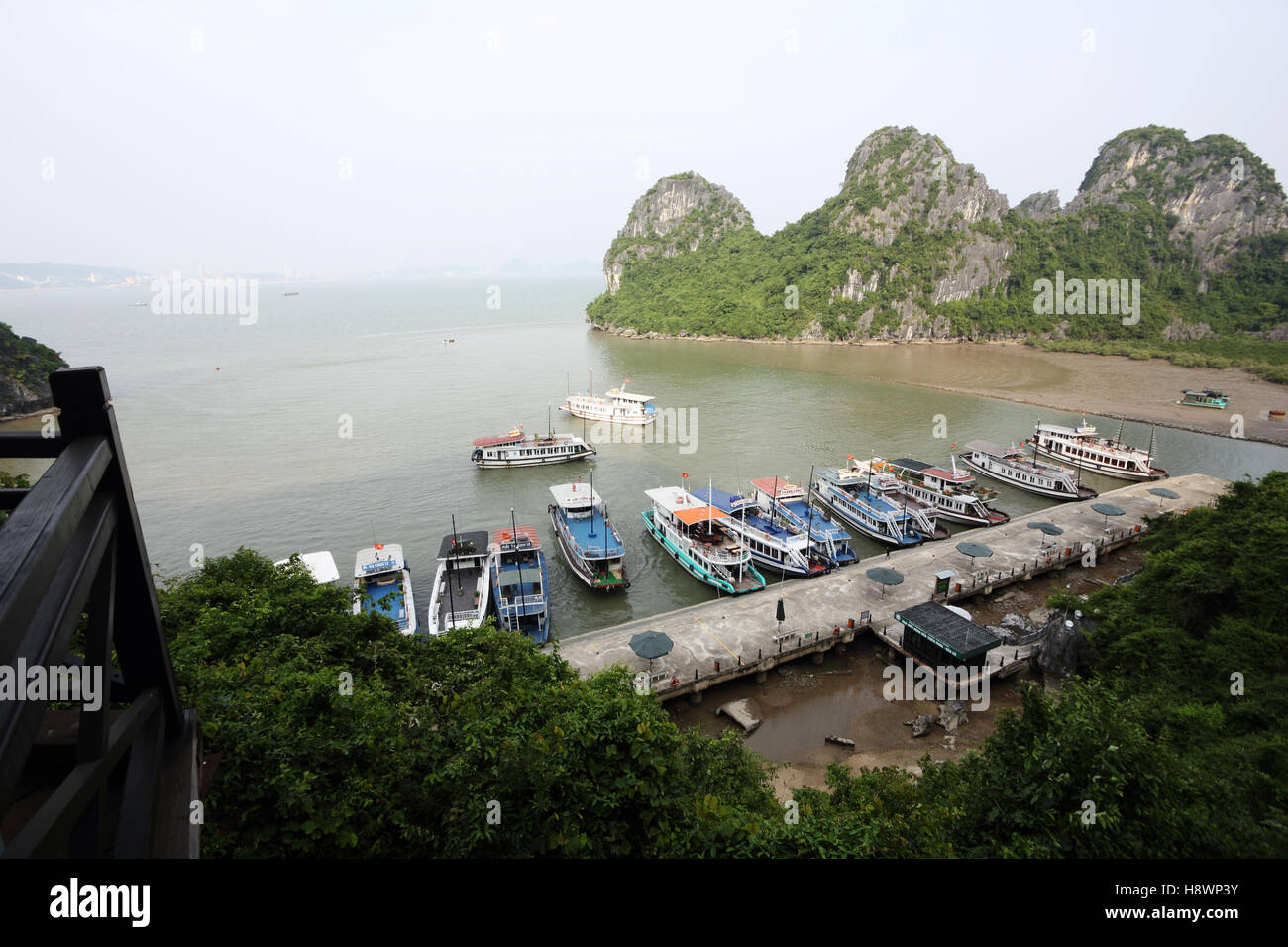 Am Pier vor Dong Thien Cung Höhle, Halong Bay, nördlich von Vietnam. Stockfoto