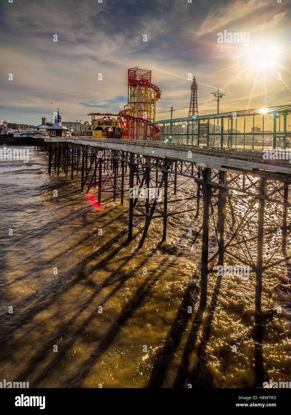 Helter Skelter am Nord-Pier mit Turm in der Ferne, Blackpool, Lancashire, UK. Stockfoto