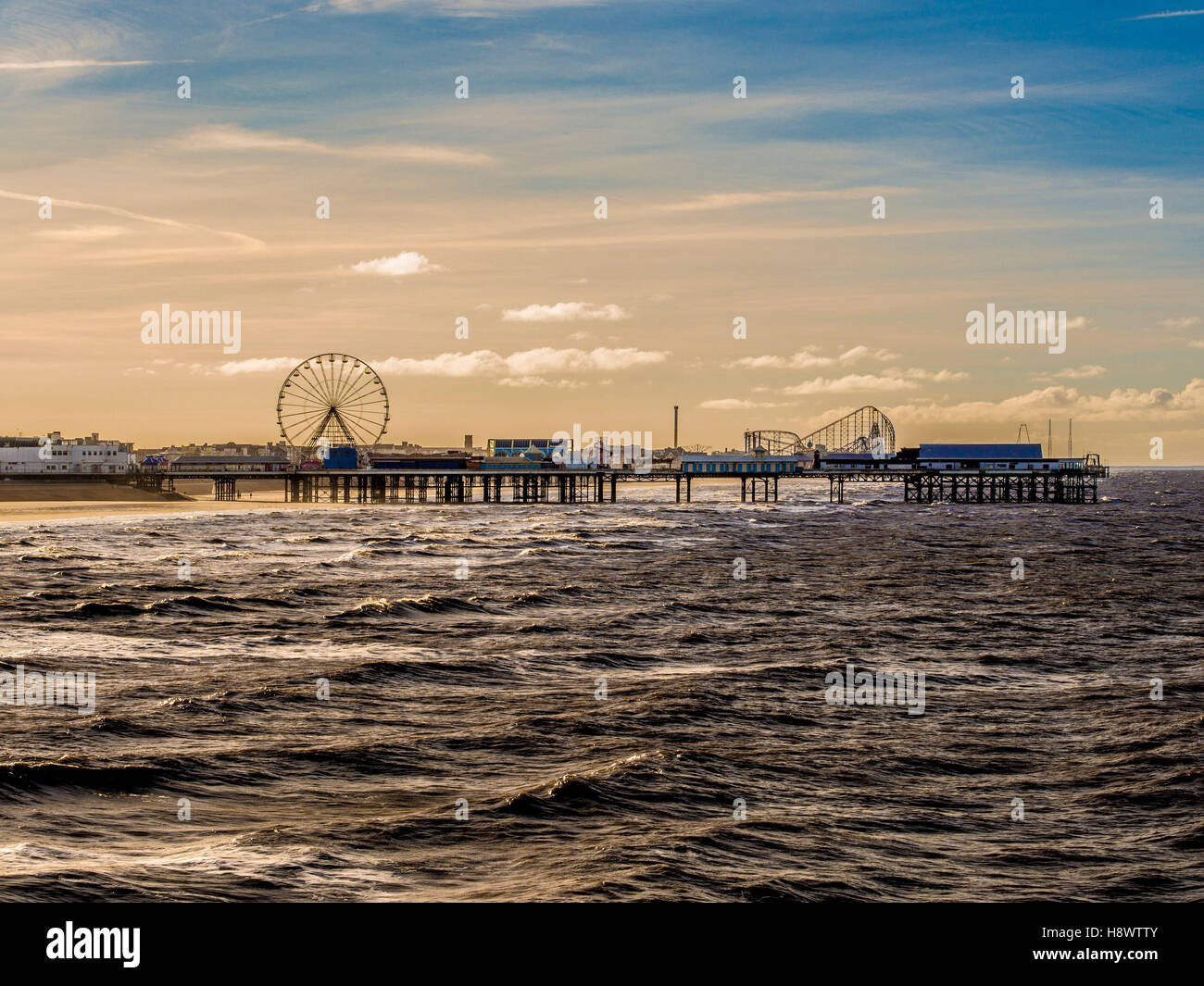 Central Pier mit Pleasure Beach in Ferne, Blackpool, Lancashire, UK. Stockfoto