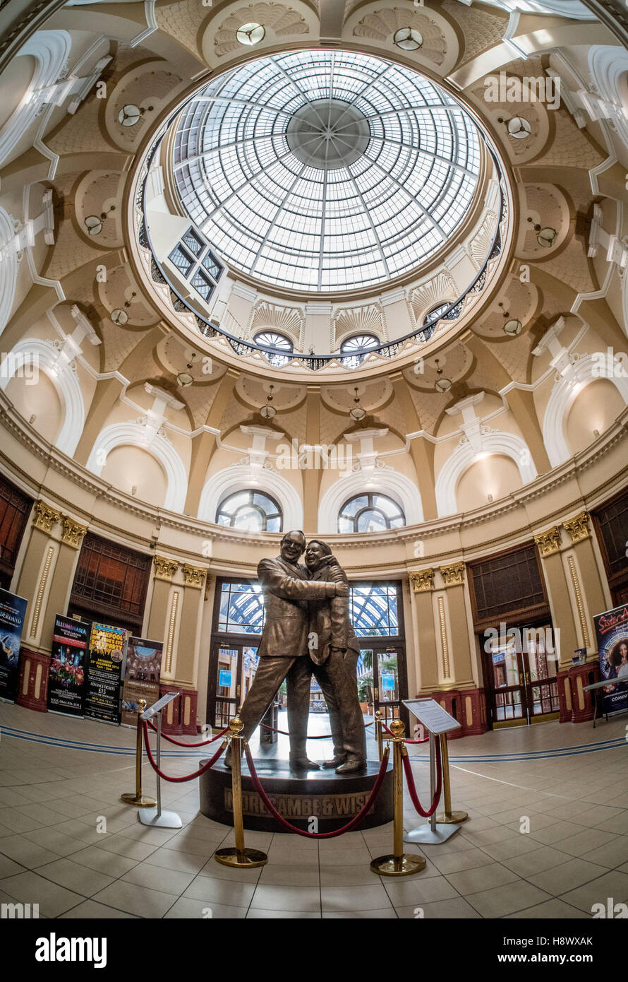 Statue von Eric Morecambe und Ernie Wise von Graham Ibbeson in den gewölbten Eingang von Wintergärten Blackpool, Lancashire, UK. Stockfoto