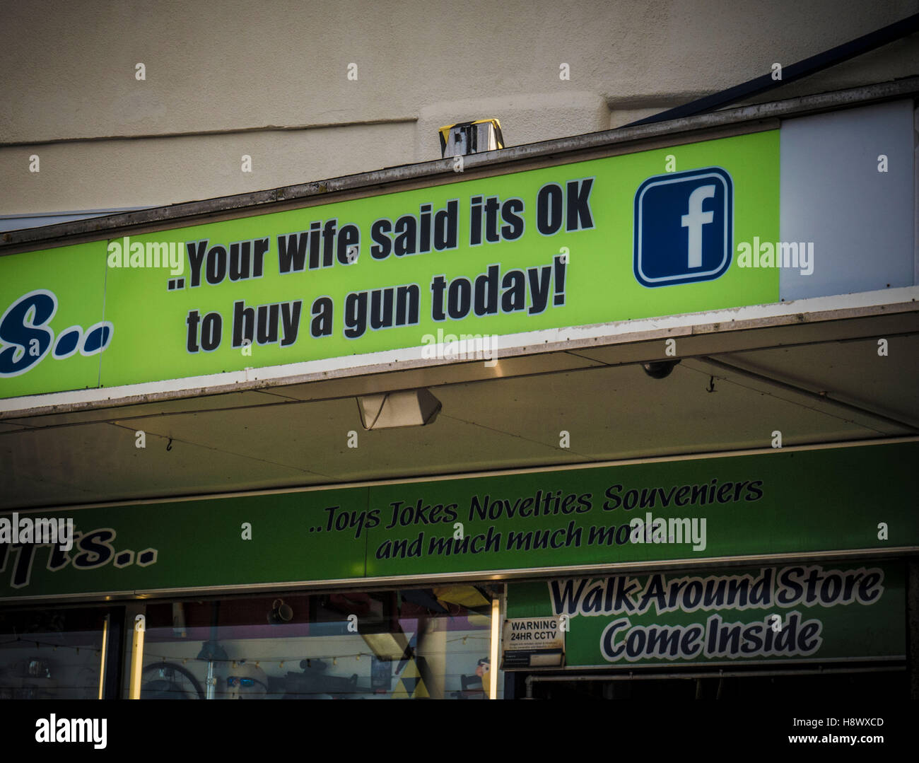 IHRE Frau sagte ITS OK, kaufen A GUN anmelden heute Shops Stockfoto