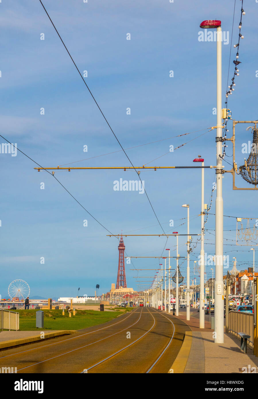 Straßenbahnschienen entlang der Strandpromenade promenade mit Turm in Ferne, Blackpool, Lancashire, UK. Stockfoto