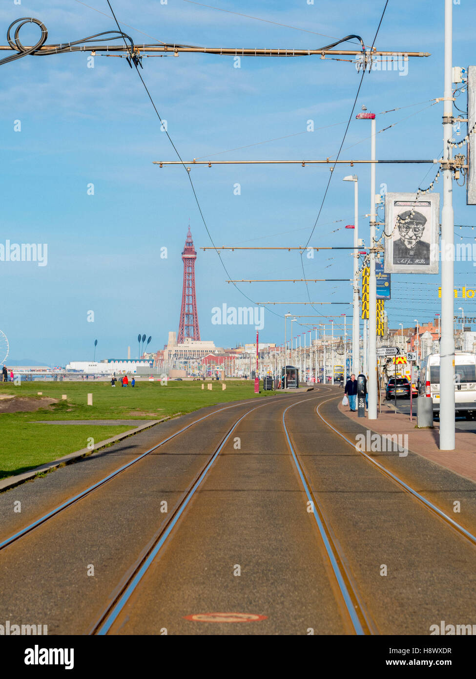 Straßenbahnschienen entlang der Strandpromenade promenade mit Turm in Ferne, Blackpool, Lancashire, UK. Stockfoto