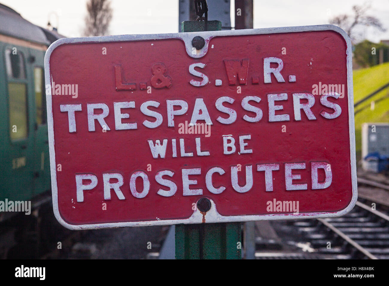 Eine Eisenbahn-Station Schild Warnung Eindringlinge werden strafrechtlich verfolgt. Stockfoto