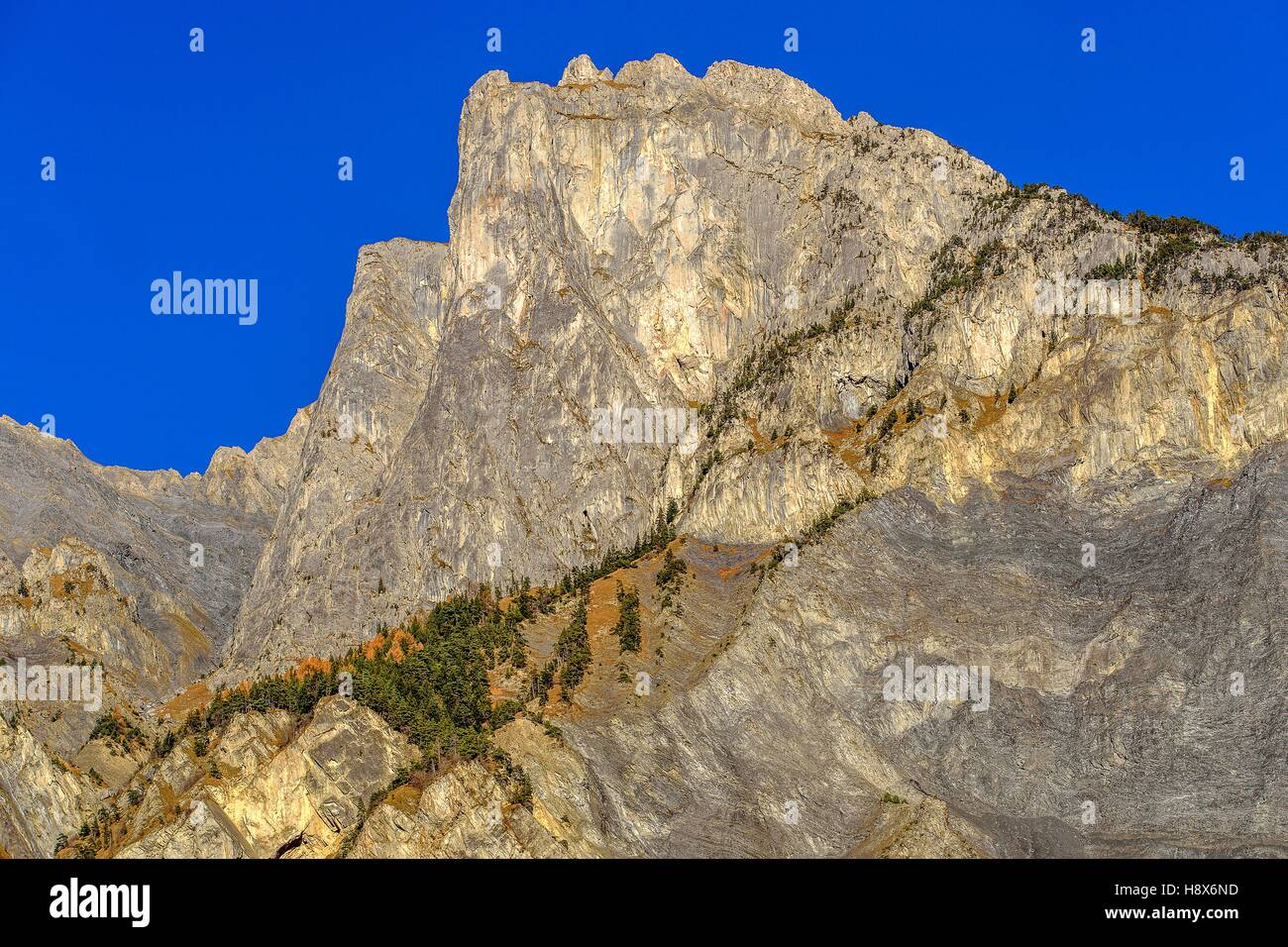 Croix des Tetes, Belvedere bemerkenswerte Kalkstein über Saint-Jean de  Maurienne, Savoie, Frankreich Stockfotografie - Alamy