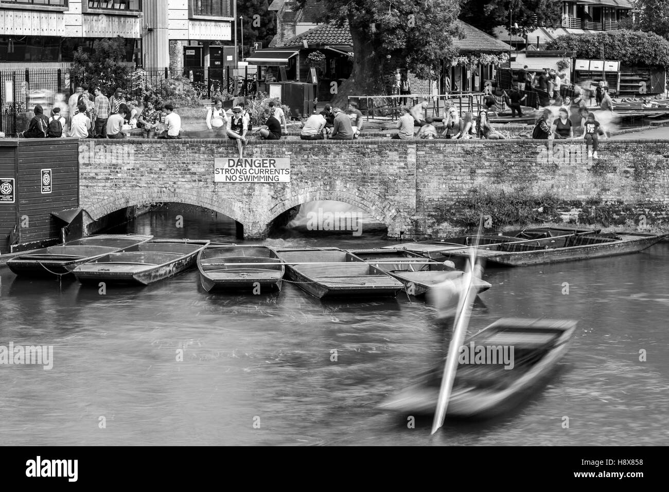 Cambridge punting schwarz-weiß Langzeitbelichtung Brücke Rest Tourist Tourismus Reisen Boote Boot Fluss Cam Stockfoto