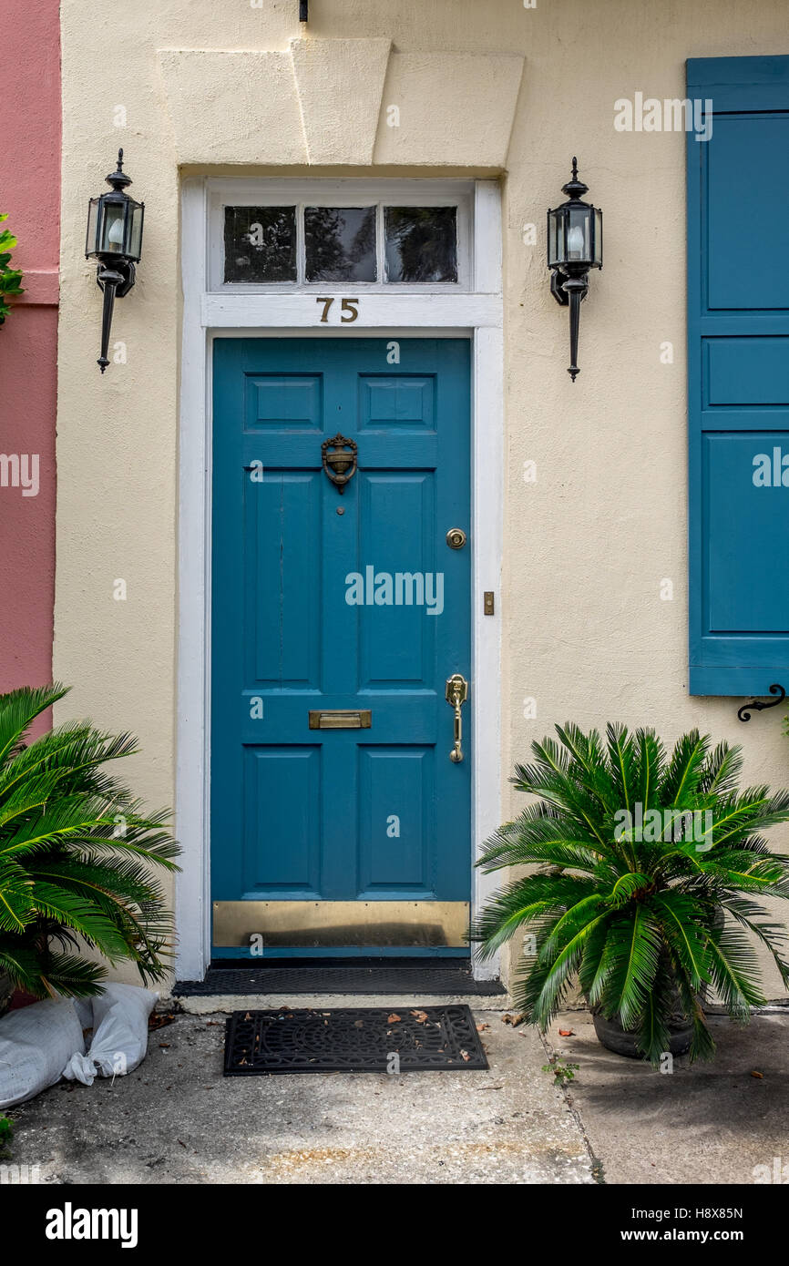Eine blaue Tür am Markt König treffen breite Straße Charleston South Carolina südlichen Architektur Innenarchitektur außen Stockfoto
