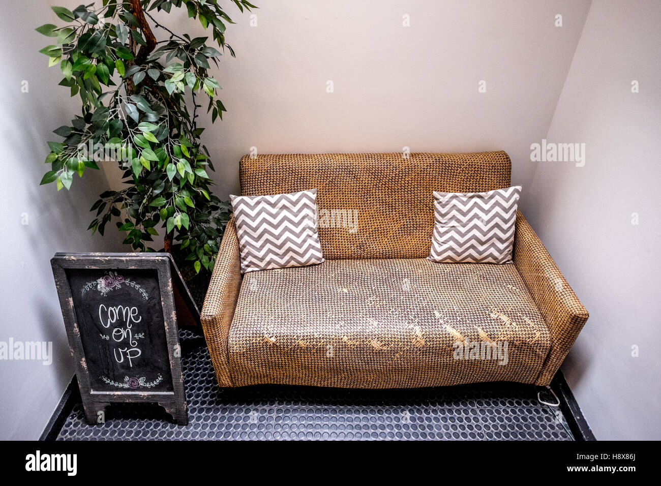 Wicker Sofa Couch Lounge Schnitt kommen auf antiken Oberlicht loveseat Stockfoto