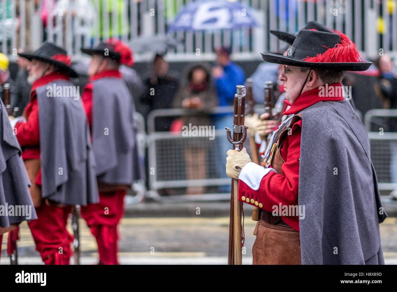 Männer marschieren in Lord Mayor es Show in London, England November 2016.  Rote Strümpfe Schnalle Schuhe Lizenzgebühren königlichen Soldaten Stockfoto