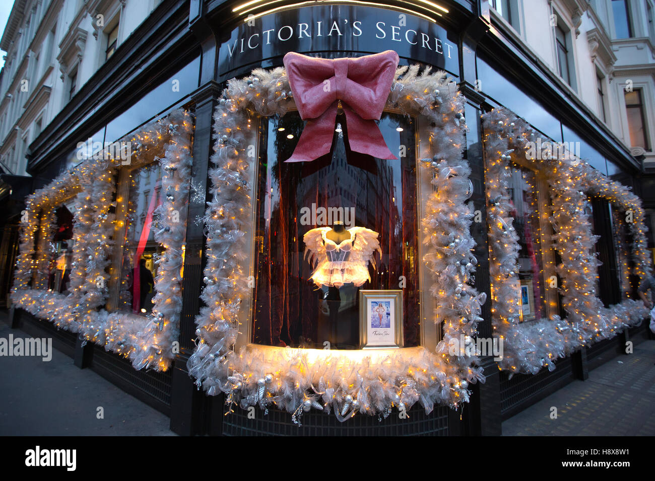 Victorias Secret, Weihnachten-themed Weihnachts-Fenster anzuzeigen, Bond Street, London, Vereinigtes Königreich Stockfoto