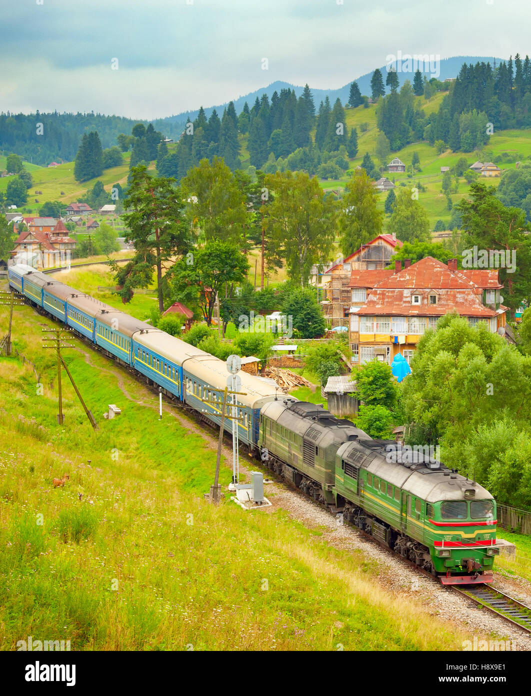 Passagiere trainieren in den Karpaten Berge Dorf. Ukraine Stockfoto