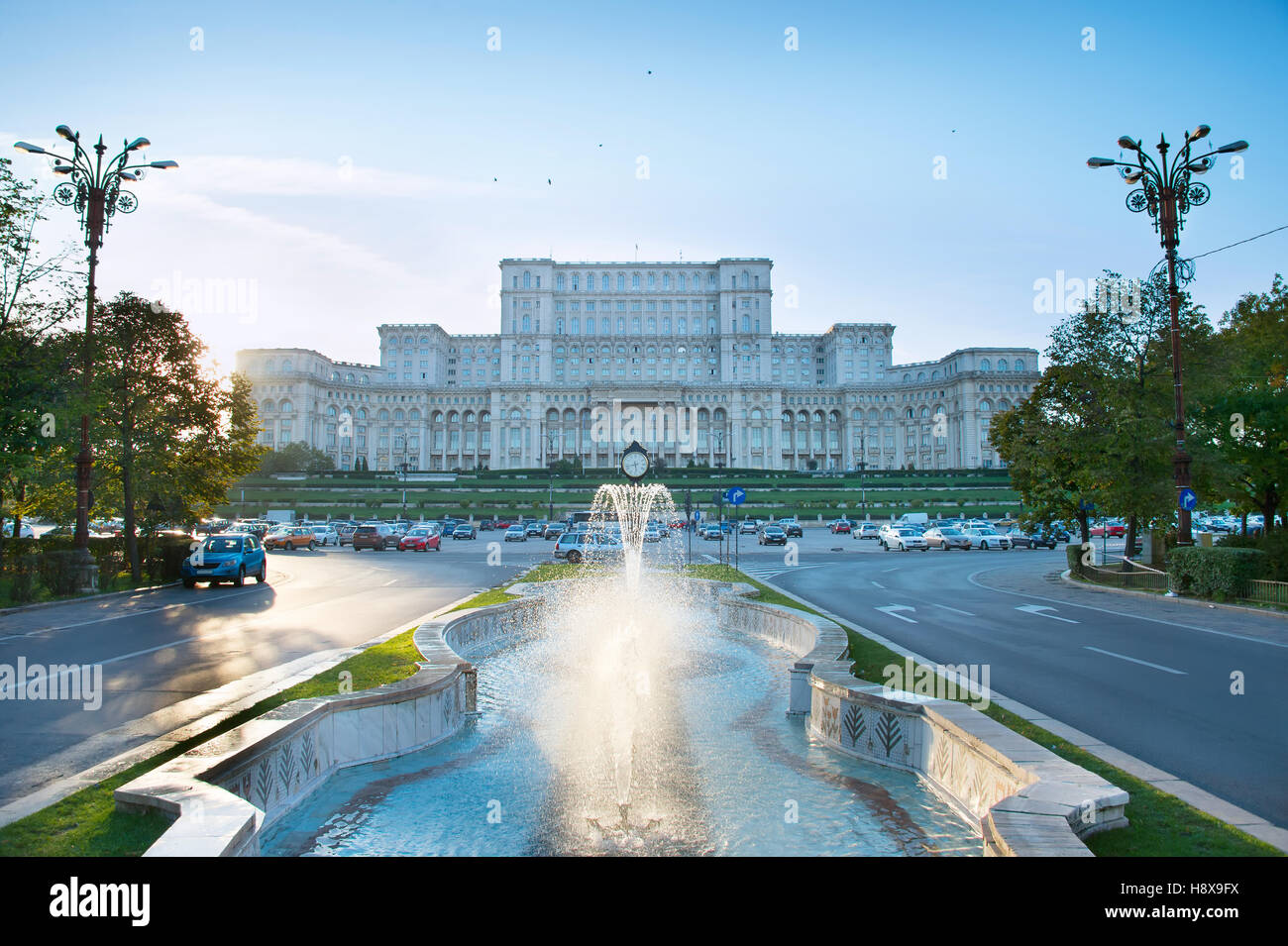 Bukarest-Parlament mit Brunnen davor. Rumänien Stockfoto