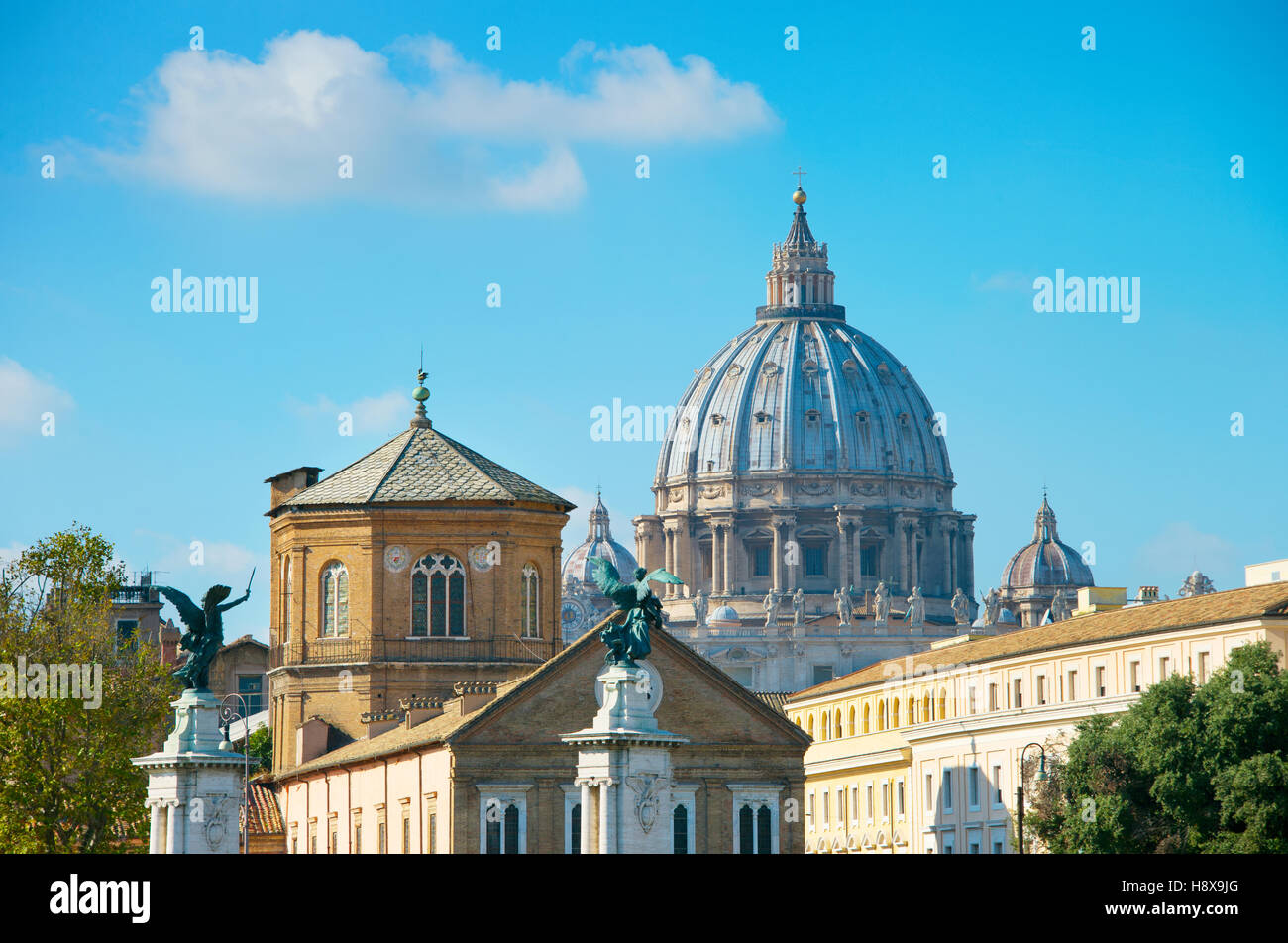 Architektur in Rom mit Kuppel von St. Peter Basilica im Vatikan Stockfoto
