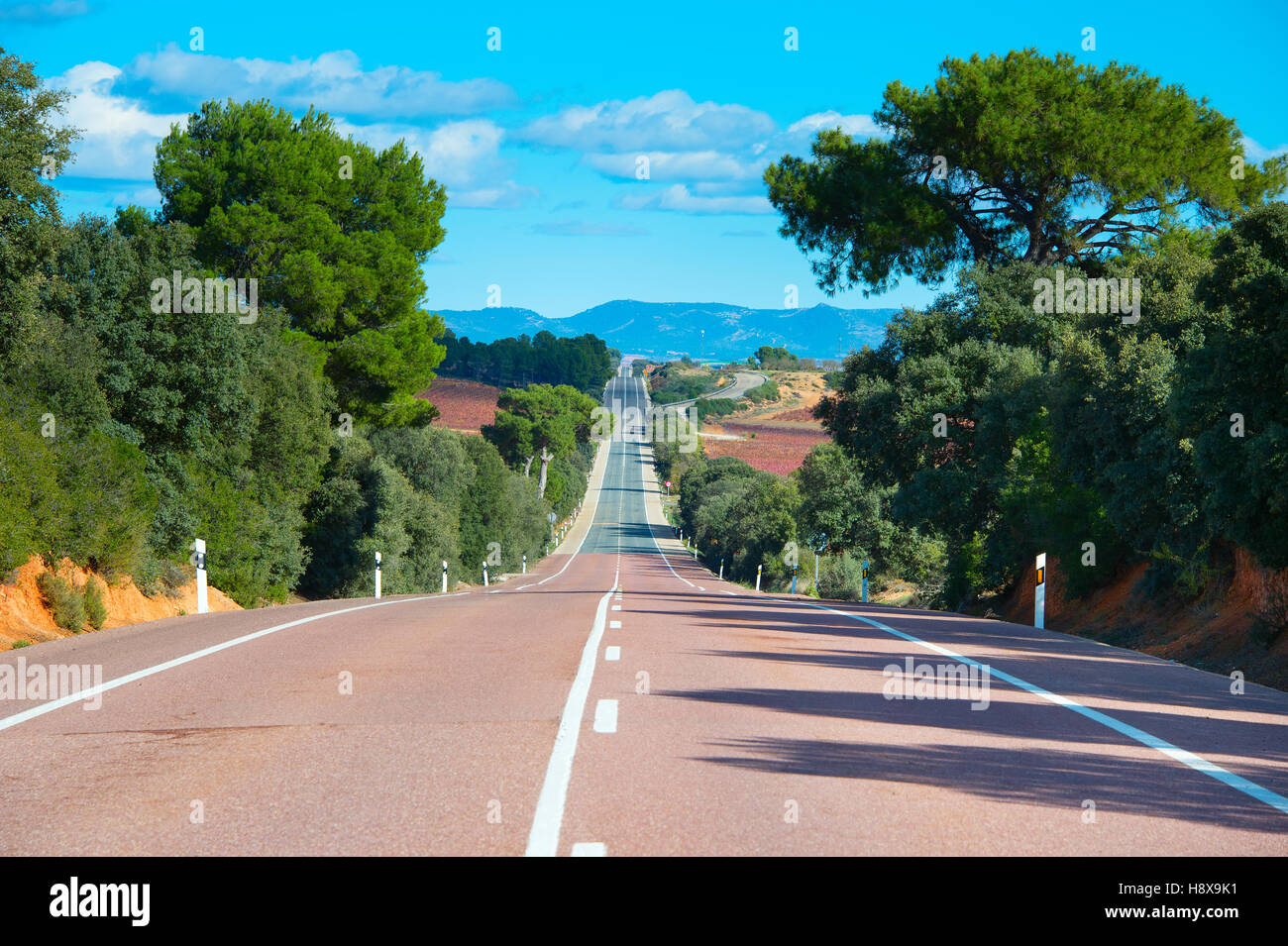 Landstraße in den Sonnenschein Tag. Spanien Stockfoto