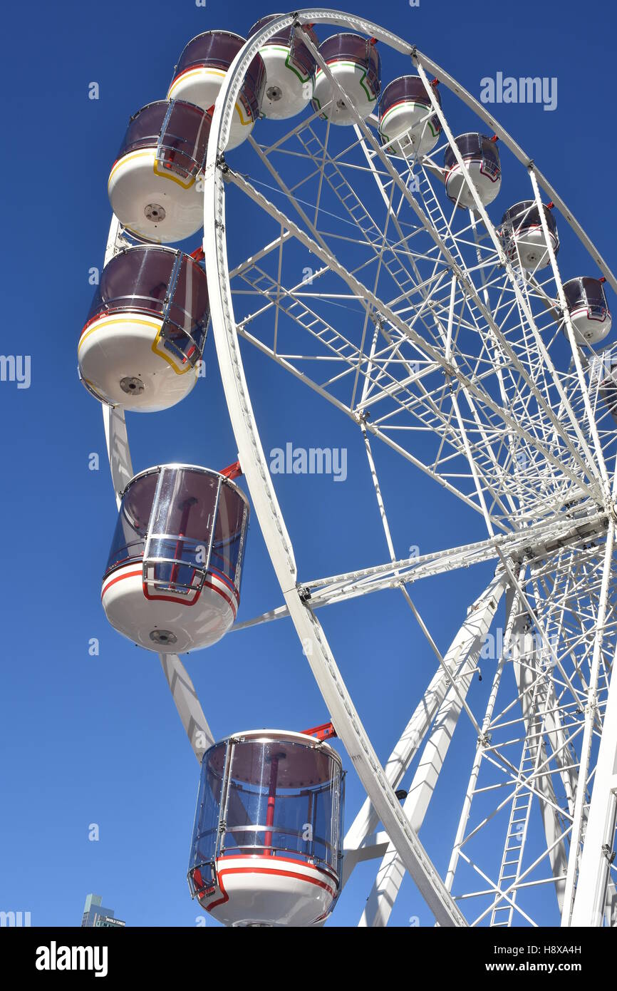 Details zu ein kleines Riesenrad vor blauem Himmelshintergrund Stockfoto