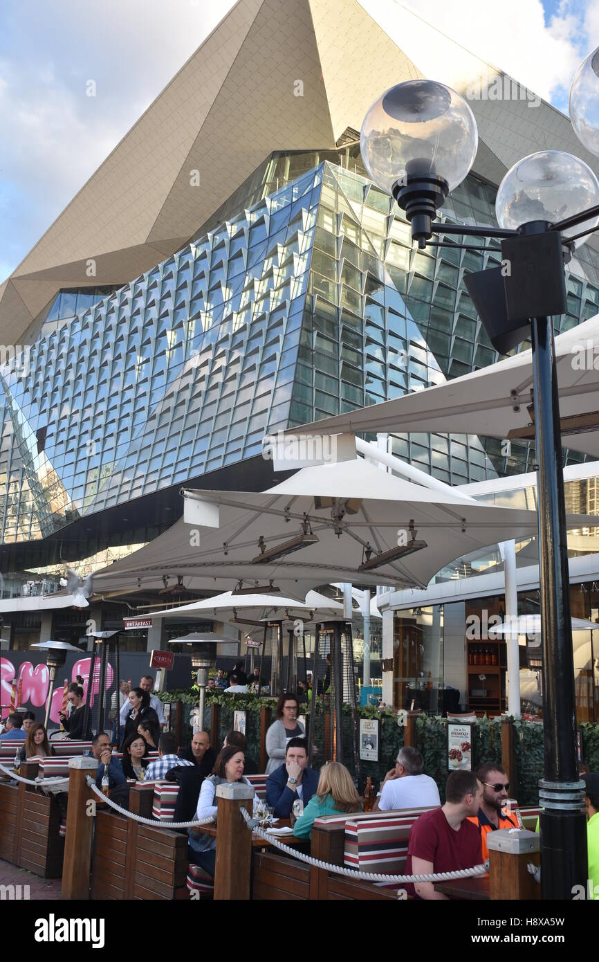 Leute sitzen in einem Café in einer Fußgängerzone in Sydney Stockfoto
