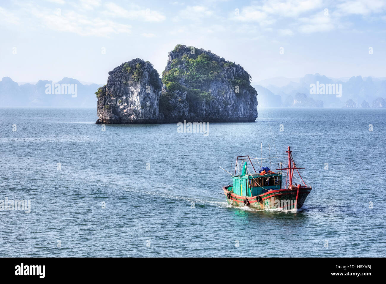 Fischerboot in Halong Bucht, Vietnam, Indochina, Asien Stockfoto