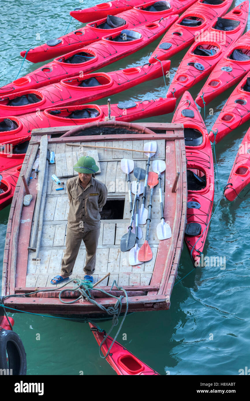 Vietnamesische Fischer unter Kajaks für Touristen in Halong Bucht, Vietnam, Indochina, Asien Stockfoto