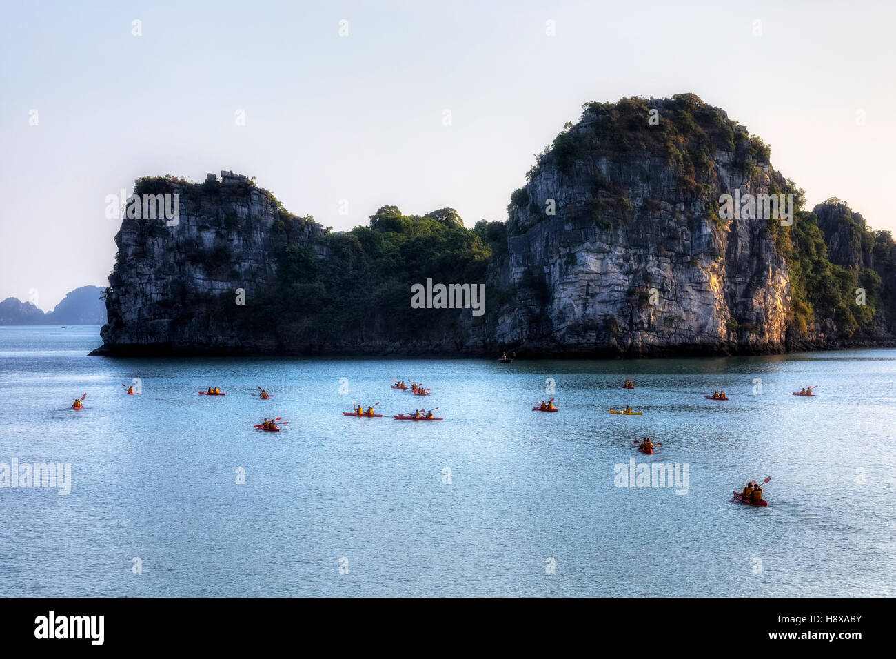 Touristen-Kajak in der Halong Bucht, Vietnam, Indochina, Asien Stockfoto