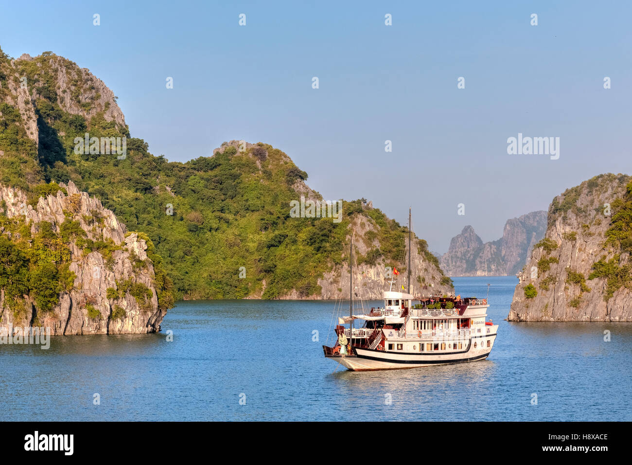 Kreuzfahrtschiff auf Halong Bucht, Vietnam, Indochina, Asien Stockfoto