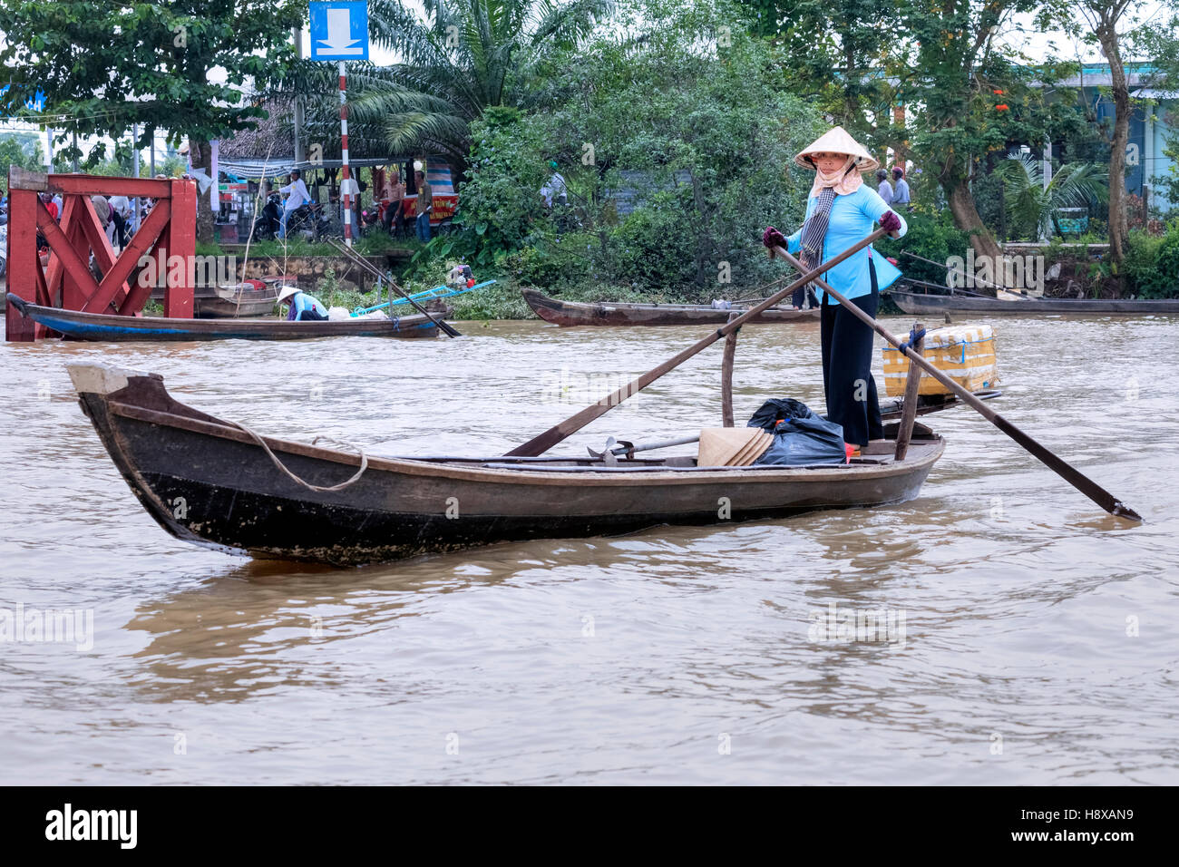 Frau Sampan Ruderboote auf dem Mekong in Cai Be, Mekong-Delta, Vietnam, Asien Stockfoto