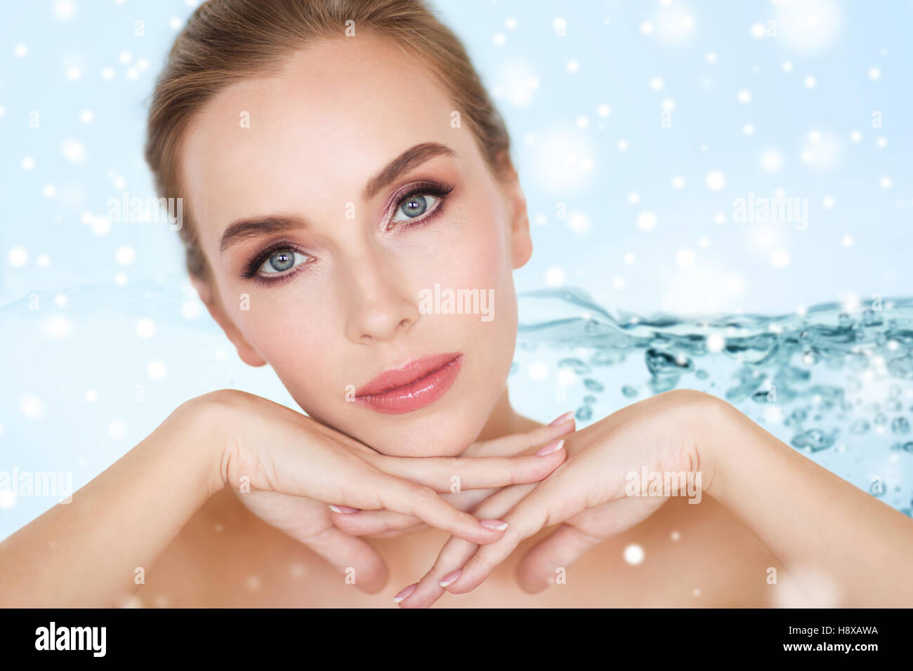 Nahaufnahme eines schönen jungen Frau Gesicht über Schnee Stockfoto