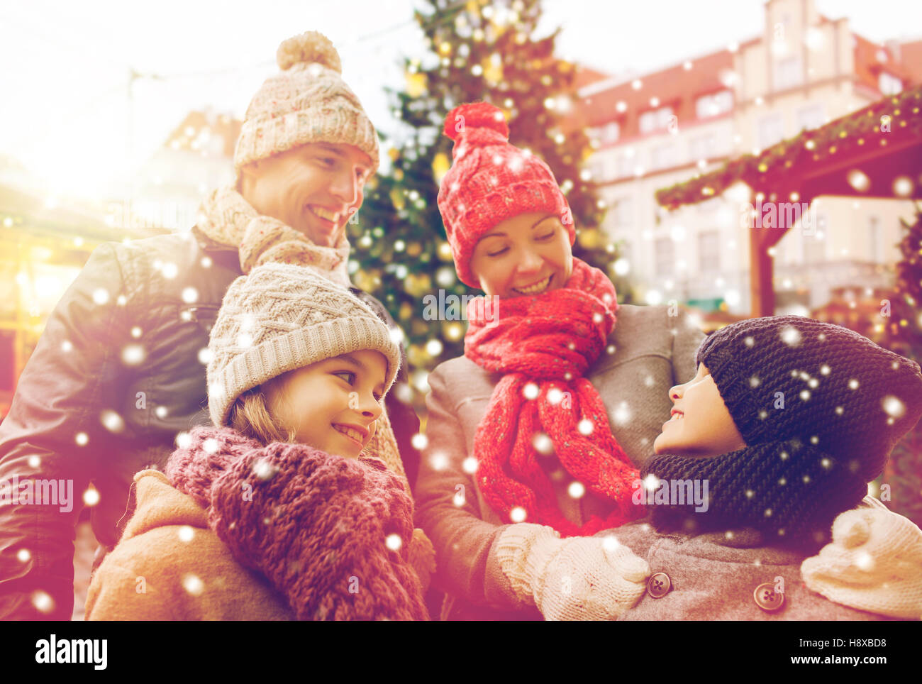 glückliche Familie über Stadt Weihnachtsbaum und Schnee Stockfoto