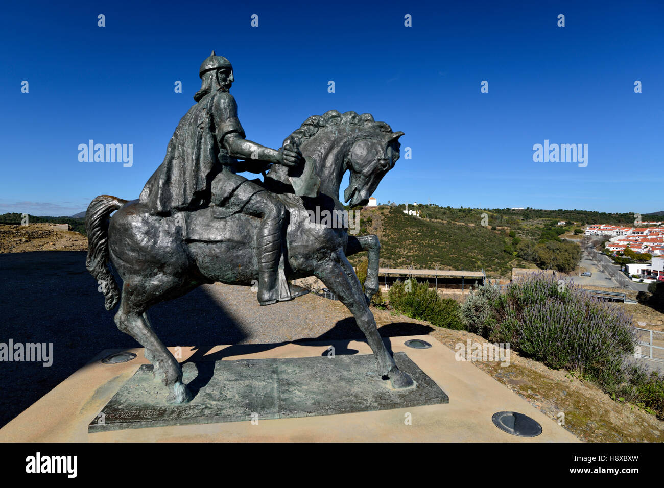 Portugal, Mértola: Equestrian Statue von Ibn Qasi vor dem Schloss Stockfoto