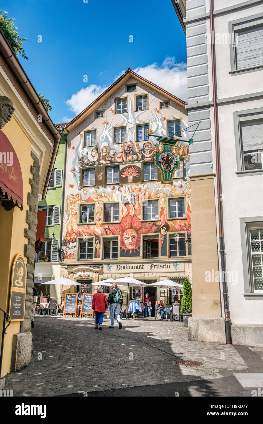 Farbenfrohes Wandgemälde an der Fassade des Fritschi-Restaurants in der Altstadt von Luzern, Schweiz Stockfoto