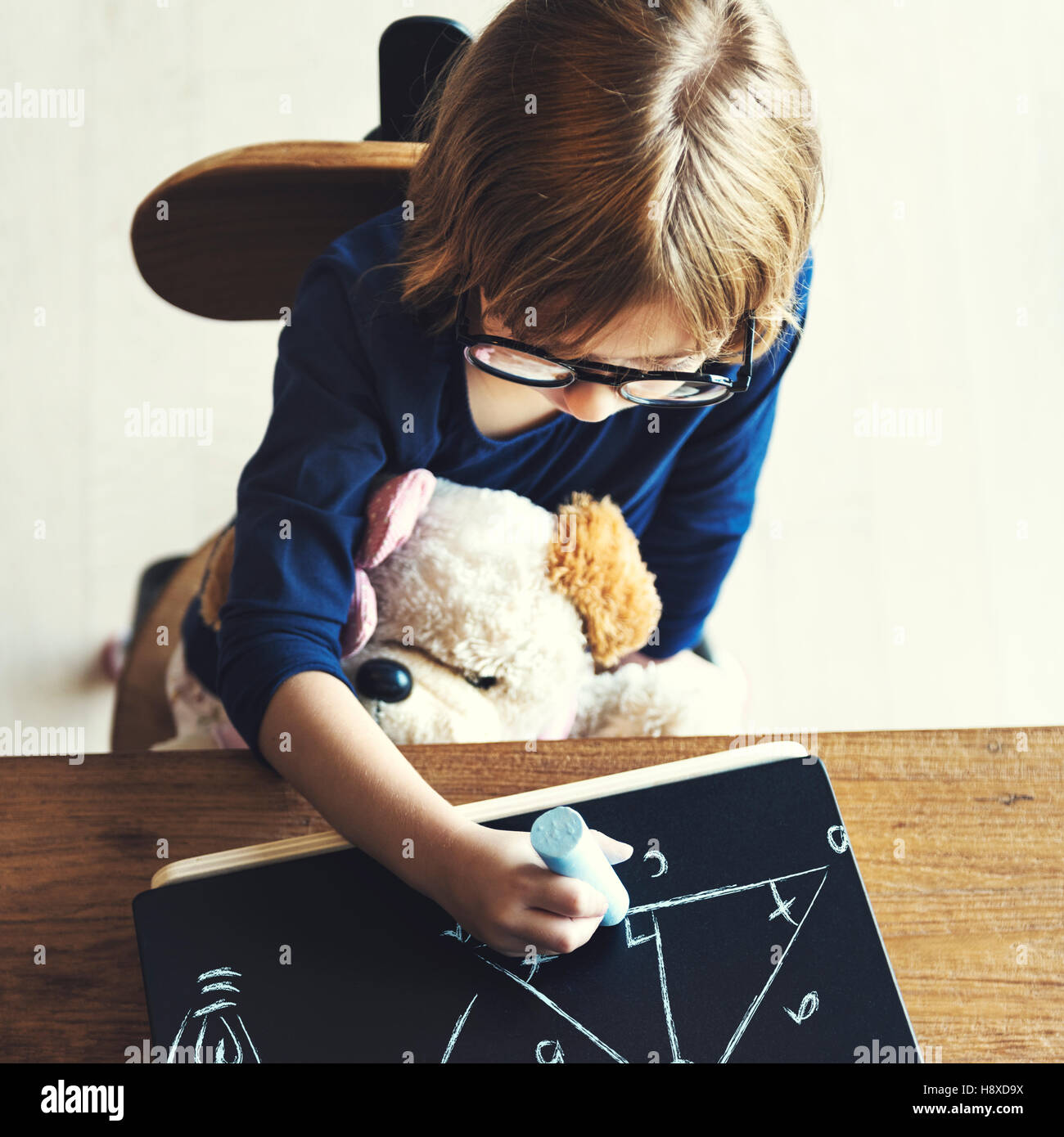 Kind Kindheit schreiben Wissenschaft Mathematik Konzept Stockfoto