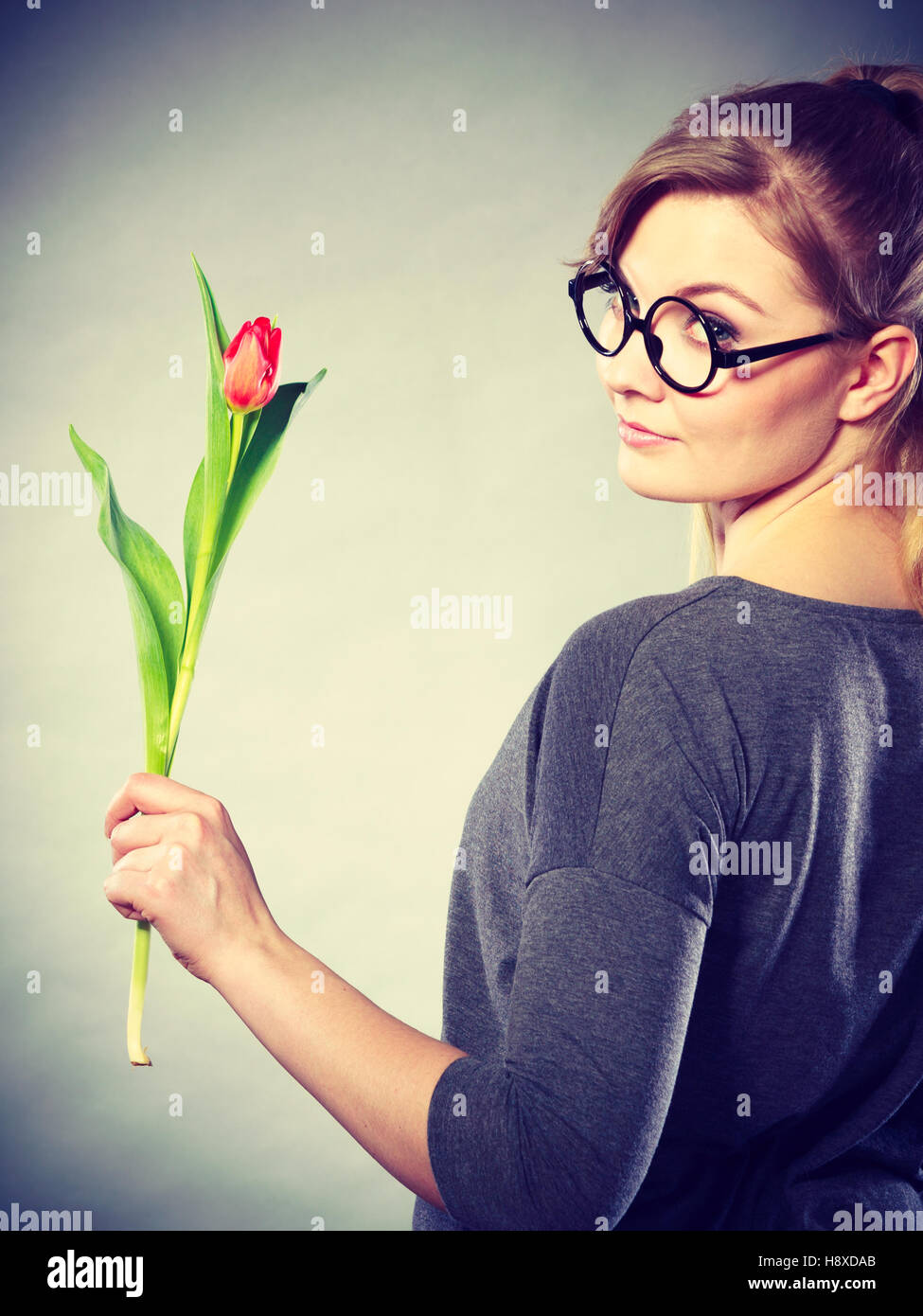 Menschen und Blumen. Mädchen lieben die Natur, die rote grüne Tulpe Feder Blume. Frau anbetenden Natur. Stockfoto