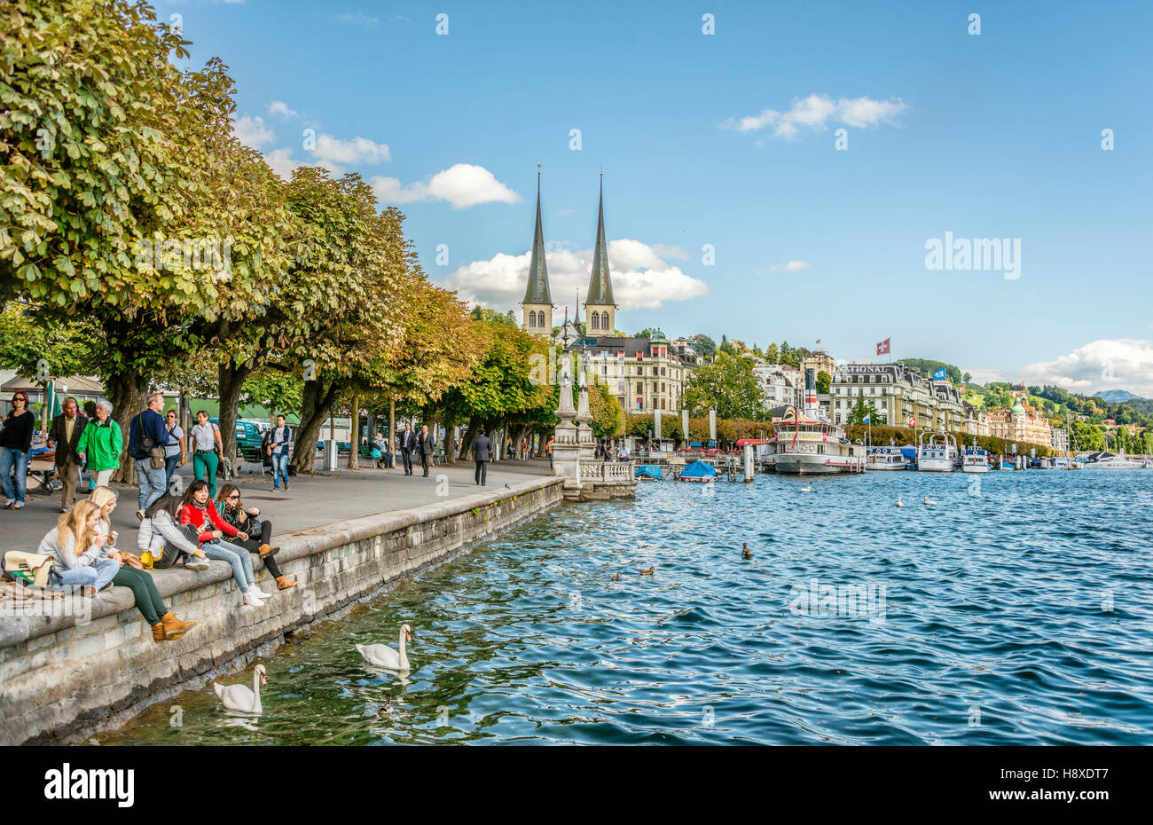 Touristen entspannen Sie am Schweizerhofquai Seeufer des Vierwaldstättersees im Sommer, Luzern, Schweiz Stockfoto