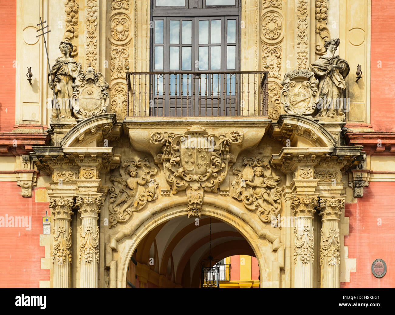 Detail der Fassade des Palacio Arzobispal, Plaza Virgen de Los Reyes, Sevilla, Andalusien, Spanien, Europa Stockfoto