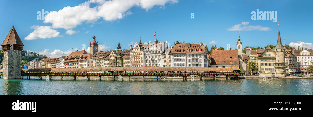 Panorama der Luzerner Altstadt und Kapellbrücke, Schweiz Stockfoto