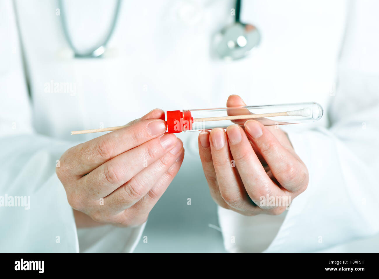 Labor Reagenzglas mit Wattestäbchen in der Hand des Wissenschaftlers, weibliche Medizin Profi im Labor Stockfoto