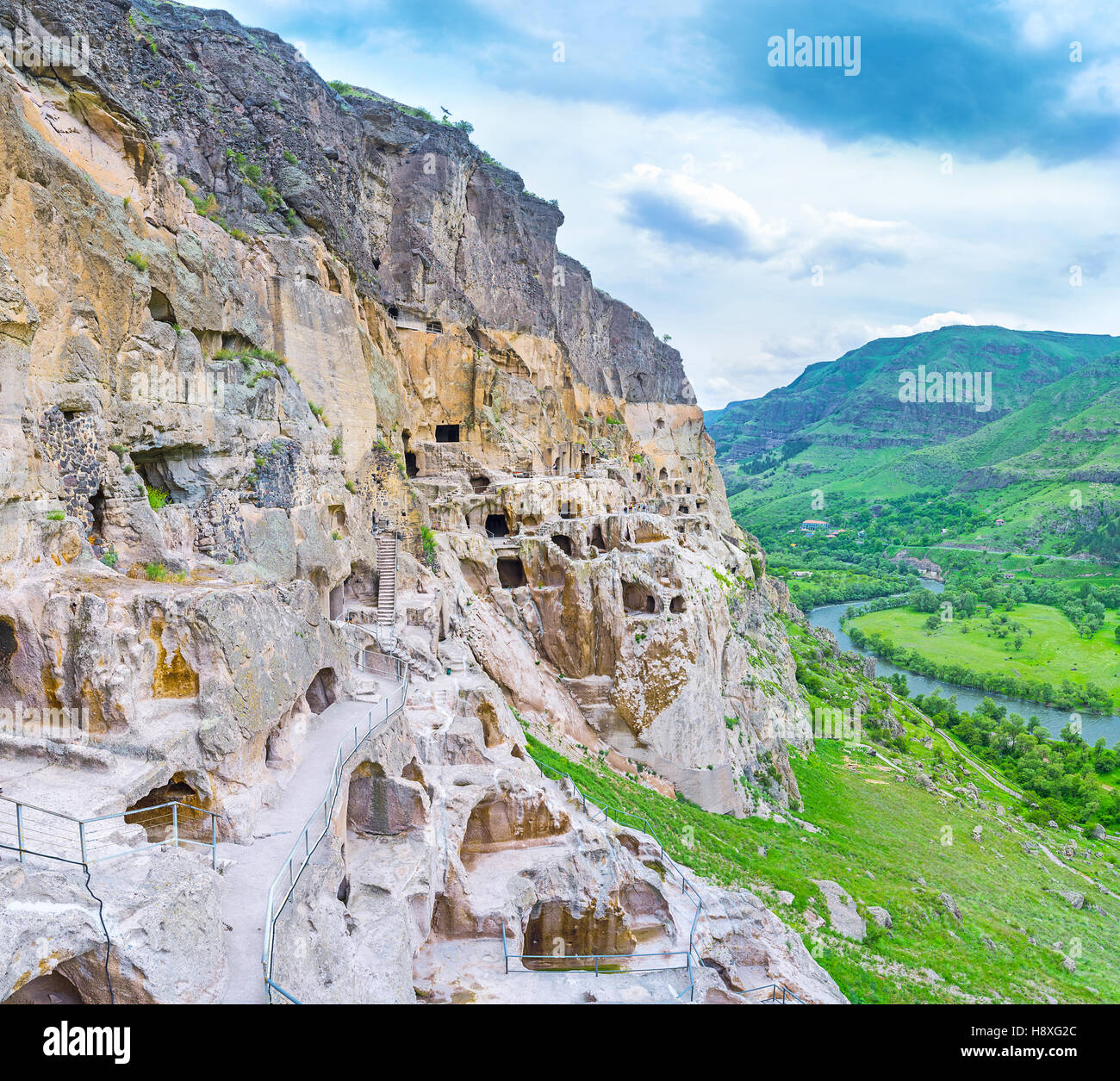 Die Aussicht von der Piste des Erusheti Berges, besetzt von Vardzia Klosterkomplex, bestehend aus geschnitzten Höhlen und Kammern, Samzche-Dschawacheti Region, G Stockfoto